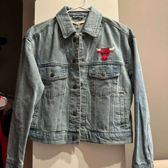 Chicago Bulls WEAR by Erin Andrews Women's Full-Snap Denim Jacket - Picture 8 of 9